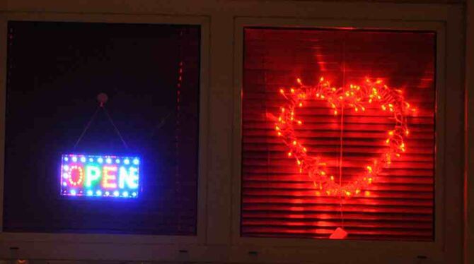 Eine Leuchtreklame in Form eines roten Herzens an der Außenfassade eines Bordells in Freiburg. Foto: Patrick Seeger