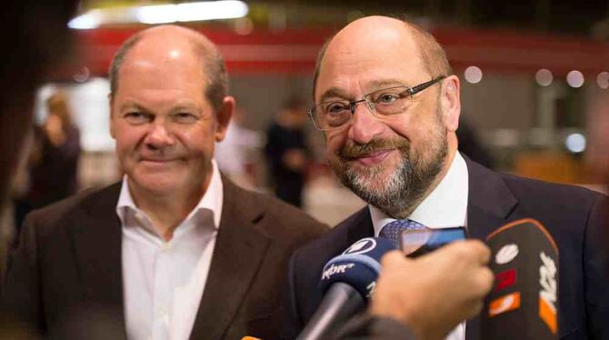 Hamburgs Erster Bürgermeister Olaf Scholz (SPD, l) und der SPD-Vorsitzende Martin Schulz geben am 28.10.2017 im Vorfeld einer Re