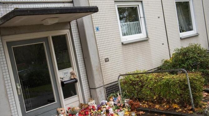 Nachdem ein zweijähriges Mädchen in Hamburg vermutlich von ihrem Vater getötet worden ist, haben Nachbarn in Gedenken an das