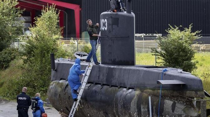 Dänische Polizisten besteigen das geborgene U-Boot Nautilus. Foto: Jacob Ehrbahn
