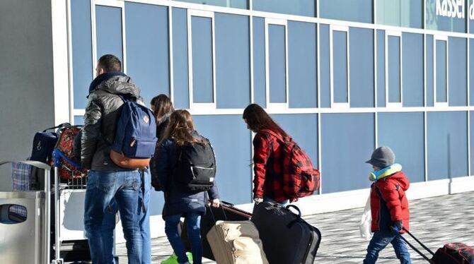 Freiwillige Ausreise: Abgelehnte Asylbewerber an einem Flughafen.