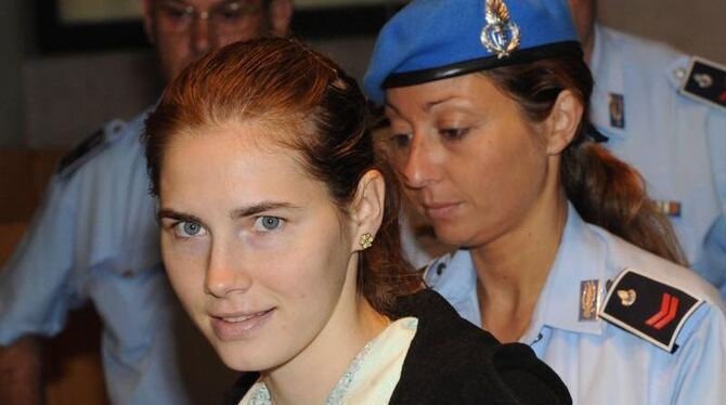 Amanda Knox wird im September 2011 in Perugia von Polizistinnen in den Gerichtssaal gebracht. Foto: Pietro Crocchioni