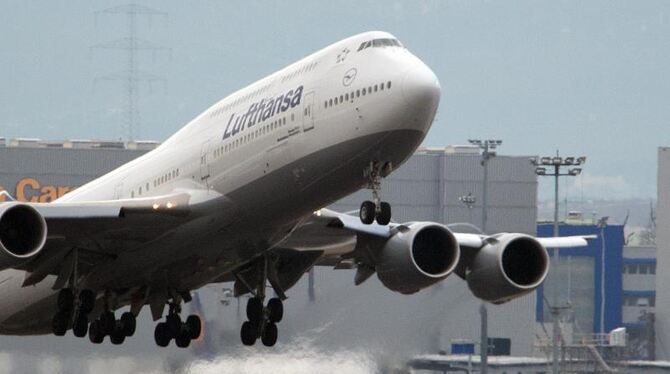 Ein Lufthansa-Jumbo startet in Frankfurt. Foto: Boris Roessler