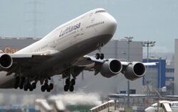 Ein Lufthansa-Jumbo startet in Frankfurt. Foto: Boris Roessler