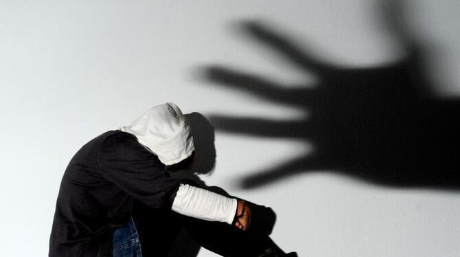 Jugendliche Mädchen, die Opfer sexueller Gewalt geworden sind, kennen den Täter oft persönlich. Foto: Julian Stratenschulte/I