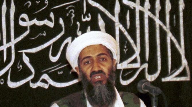 Ein Archivfoto aus dem Jahr 1998 zeigt den 2011 getöteten Al-Kaida-Chefs Osama bin Laden während einer Pressekonferenz in Kho