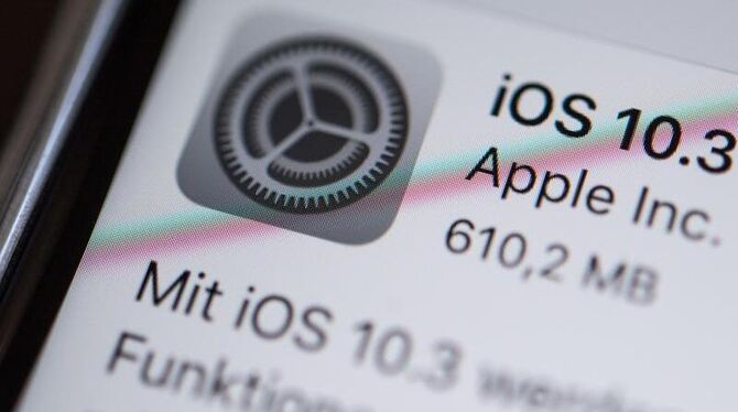 Ein iPhone 6 zeigt den Updatebildschirm für iOS 10.3. Foto: Lino Mirgeler