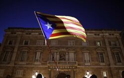 Die Inhaftierung von neun Ministern der abgesetzten separatistischen Regionalregierung Kataloniens hat in Spanien Kritik ausg