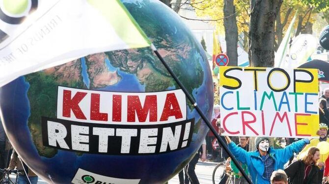 Demonstranten fordern in Bonn mit einem Modell der Erdkugel die Umsetzung des Weltklimaabkommens. Foto: Roland Weihrauch