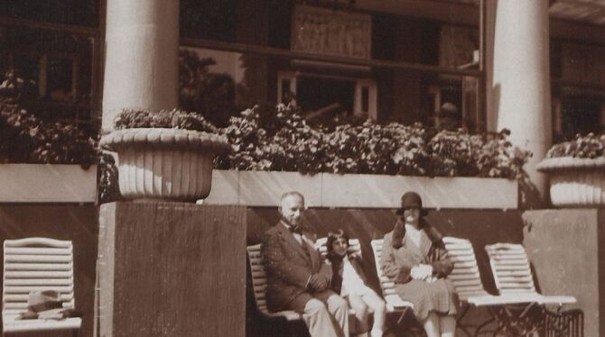 Die Eltern Bea und Adolf Maier mit der Tochter Hannelore aus Reutlingen bei einem Ausflug in Baden-Baden. Foto: Stadtarchiv Reut