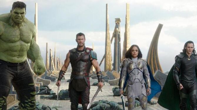 Hulk (l-r) Chris Hemsworth als Thor, Tessa Thompson als Valkyrie und Tom Hiddleston als Loki. Foto: Marvel Studios