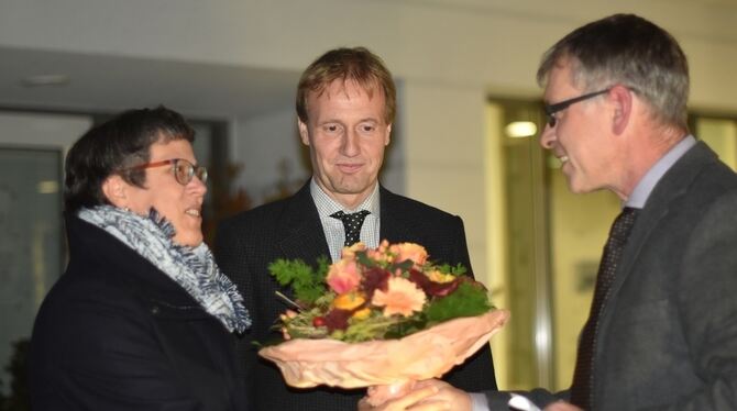Bempflingens Bürgermeister Bernd Welser (Mitte) nach seiner Wiederwahl: Blumen von Hauptamtsleiter Michael Kraft für Ehefrau Sus