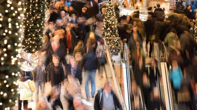 Kunden strömen durch ein Shoppingcenter. Foto: Daniel Bockwoldt/Illustration
