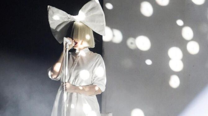 Die australische Sängerin Sia ist in die Offensive gegangen. Foto: Balazs Mohai Die australische Sängerin Sia ist in die Offensive gegangen. Foto: Balazs Mohai