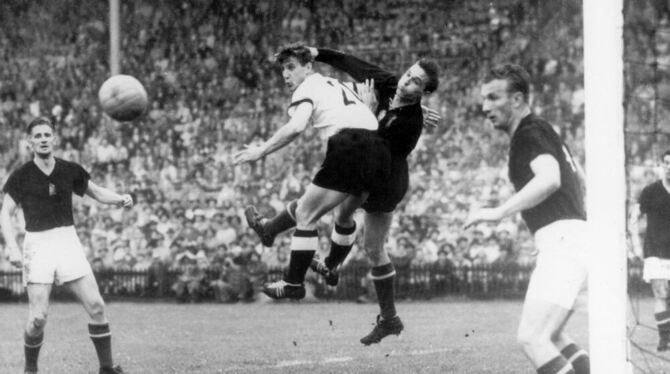 Der deutsche Stürmer Hans Schäfer und der ungarische Torhüter Gyula Grosics verpassen am 4. Juli 1954 den Eckball, den Stürmer H Der deutsche Stürmer Hans Schäfer und der ungarische Torhüter Gyula Grosics verpassen am 4. Juli 1954 den Eckball, den Stürmer H