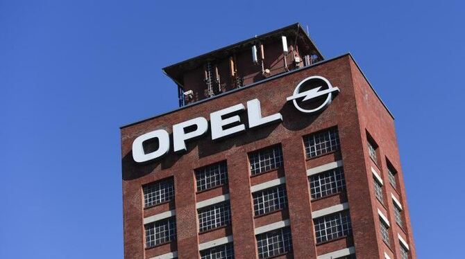 Das Opel-Logo auf einem Turm auf dem Werksgelände in Rüsselsheim. Foto: Arne Dedert