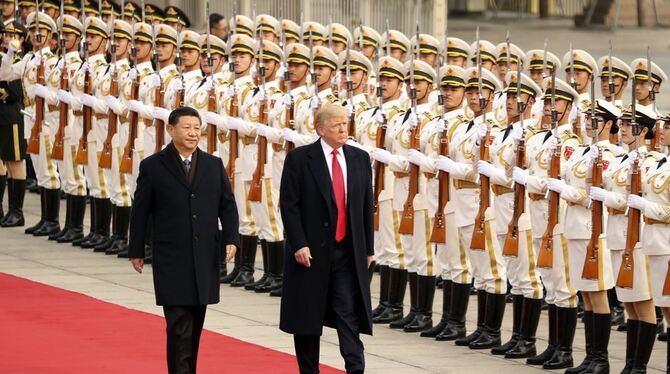 Zum Auftakt des zweiten Besuchstages von Donald Trump in Peking hat Chinas Staats- und Parteichef Xi Jinping die militärische Eh