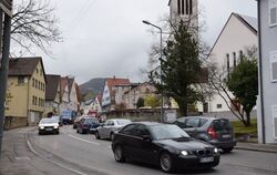 Derzeit ein übliches Bild: Der Verkehr steht vor der Ampel am ehemaligen Gasthaus »Drei König« in Eningen.