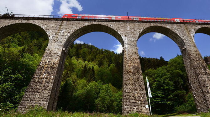 Ein Zug fährt über die Ravennabrücke bei Breitnau. Die Brücke ist Teil der Höllentalbahn. (Archivbild)