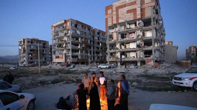 Überlebende des Bebens im iranischen Sarpol-E-Zahab stehen vor zerstörten Gebäuden. Foto: Pouria Pakizeh/Iranian Students New