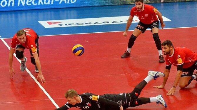 Rottenburgs Libero Johannes Elsäßer (vorne) streckt sich wie auch seine Teamkollegen vergeblich nach einem Bühler Angriffsball.