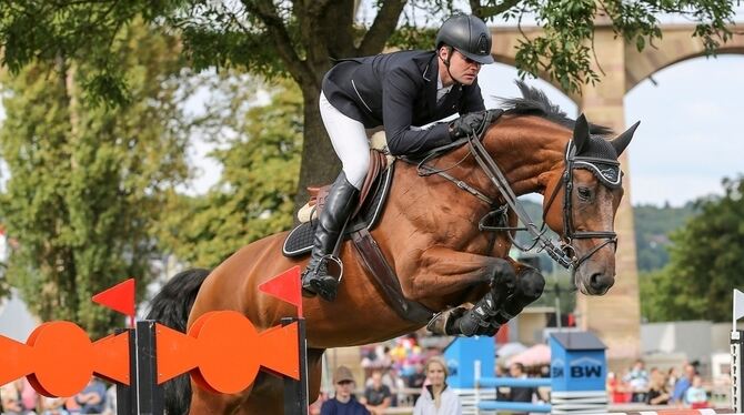 reten im Hallenchampionat an: Alexander Kern und Queen of Pop. FOTO: PRIVAT