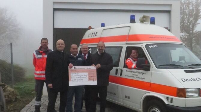 Freuen sich über die neue Garage (von links):  Andreas Epple (Standortleiter), Karl Mayer (Kreissparkasse), Matthias Raster (Ber