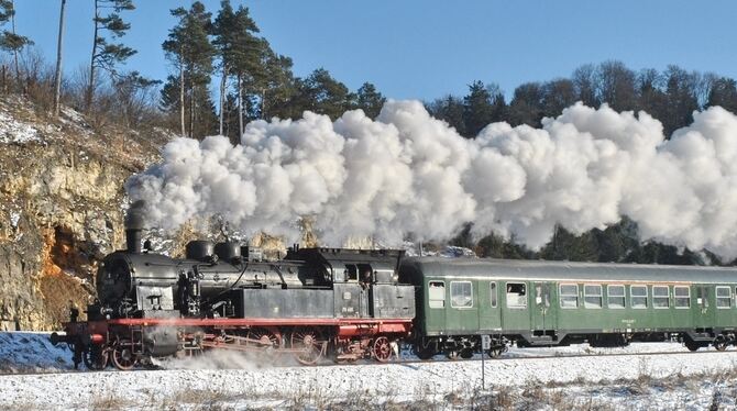 Das gehört zur regionalen Eisenbahnromantik und ist nur noch sehr selten zu sehen: Eine Dampflok unterwegs auf der  Alb. ARCHIVF