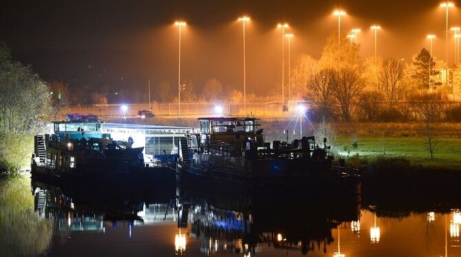 Ein mit Castor-Behältern beladenes Spezialschiff liegt in Obrigheim auf dem Neckar an der Anlegestelle des Atomkraftwerks. Der s