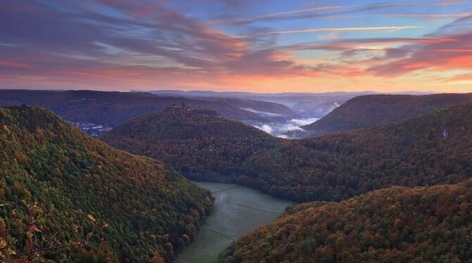 Unterwegs auf einem der schönsten Wanderwege im Biosphärengebiet Schwäbische Alb, dem Wasserfallsteig bei Bad Urach – hier der B