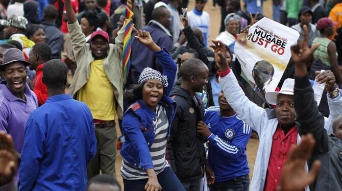 Fröhlicher Protest: Demonstranten tanzen, singen und skandieren Anti-Mugabe-Slogans. Foto: Ben Curtis