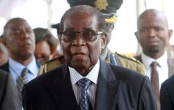 Simbabwes entmachteter Präsident Robert Mugabe nimmt am 17.11.2017 in Harare (Simbabwe) an einer Abschlussfeier an der Zimbabwe 
