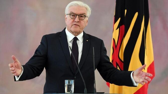 Bundespräsident Steinmeier gibt am Montag nach einem Gespräch mit der Kanzlerin eine Erklärung ab. Foto: Maurizio Gambarini