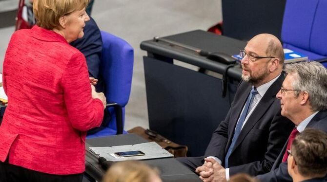 Bundeskanzlerin Angela Merkel spricht mit Martin Schulz, dem SPD-Bundesvorsitzenden im Bundestag in Berlin. Foto: Michael Kap