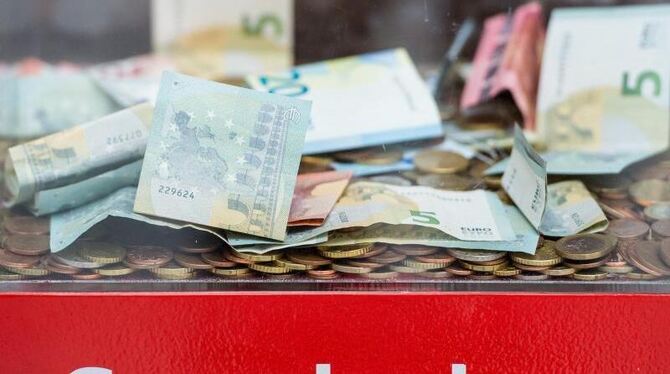 Spendenbox: Besonders in der Vorweihnachtszeit werden die Bürger gebeten zu spenden. Foto: Patrick Pleul/Illustration