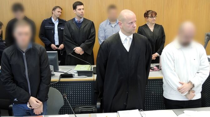 Der Rechtsanwalt Steffen B. steht in Ulm in einem Gerichtsaal zwischen seinen Klienten, die angeklagt werden, einen Überfall auf