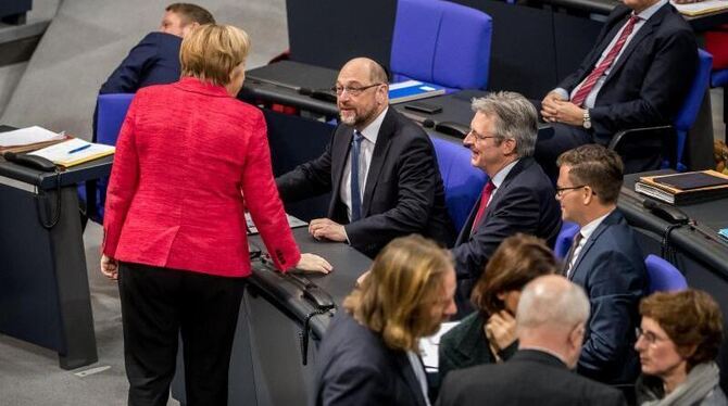 Bundeskanzlerin Angela Merkel spricht mit Martin Schulz im Bundestag. Foto: Michael Kappeler