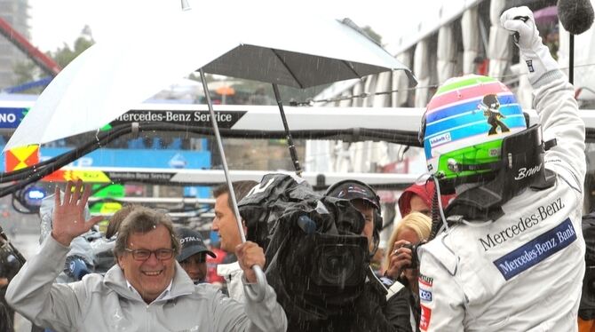 Der kanadische DTM-Rennfahrer Bruno Spengler von Team Mercedes-Benz Bank AMG bejubelt 2010 seinen Sieg im Rennen auf dem Norisri