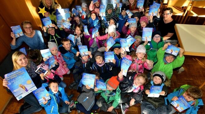Kinder vom Pfullinger Kindergarten Hägle haben sich schwer ins Zeug gelegt und Geschenke gekauft. foto: niethammer