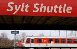 Ein Wagen des Autozuges "Sylt Shuttle" und ein Nahverkehrszug in Niebüll. Foto: Carsten Rehder