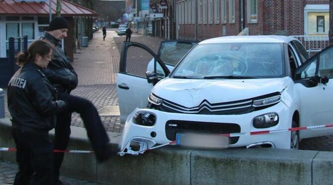 Polizeibeamte nehmen in Cuxhaven das beschädigte Auto in Augenschein. Foto: Jens Potschka/Cuxhavener Nachrichten