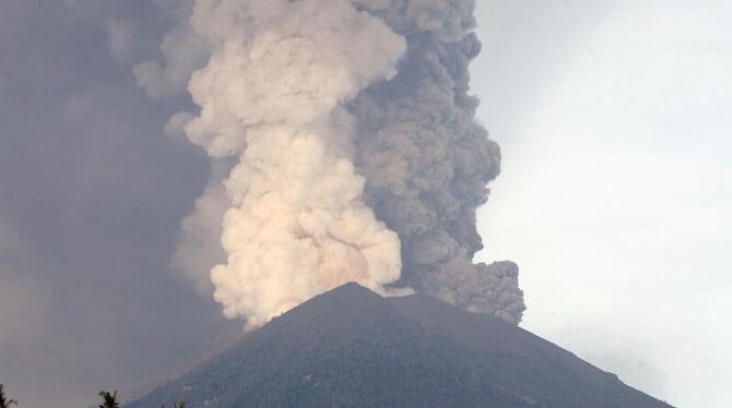 Eine riesige Rauchsäule steigt über dem Vulkan Mount Agung auf und zeugt von zunehmender Aktivität des Vulkans. Foto: Firdia Eine riesige Rauchsäule steigt über dem Vulkan Mount Agung auf und zeugt von zunehmender Aktivität des Vulkans. Foto: Firdia