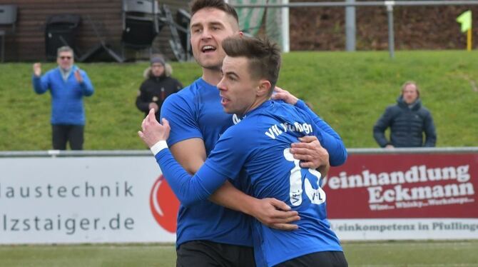 Jubel bei zwei der sieben Torschützen des VfL Pfullingen beim 7:3 gegen Ehingen-Süd: Heiko Schall (links) und Matthias Dünkel. F Jubel bei zwei der sieben Torschützen des VfL Pfullingen beim 7:3 gegen Ehingen-Süd: Heiko Schall (links) und Matthias Dünkel. F