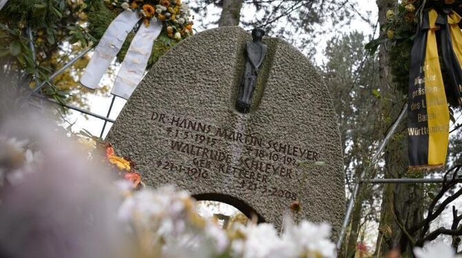 Die Grabstätte des von Terroristen der RAF ermordeten Arbeitgeberpräsidenten Hanns Martin Schleyer und seiner Ehefrau Waltrud Die Grabstätte des von Terroristen der RAF ermordeten Arbeitgeberpräsidenten Hanns Martin Schleyer und seiner Ehefrau Waltrud