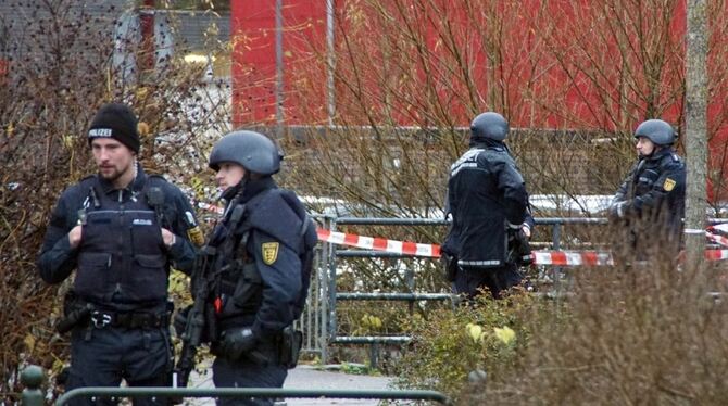 Polizisten stehen in Schramberg nach einer Amokdrohung vor einer Schule.