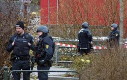 Polizisten stehen in Schramberg nach einer Amokdrohung vor einer Schule.