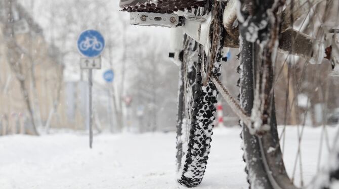 Radwege verwandeln sich im Winter zuweilen in Schlittschuhbahnen. Sehr ungemütlich: Nasser Schnee, in dem Spuren von Autoreifen