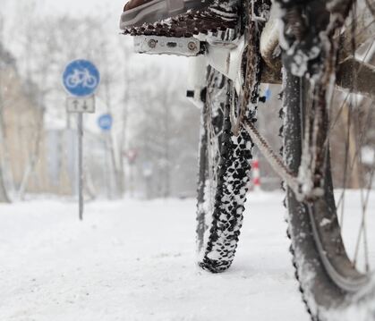 Radwege verwandeln sich im Winter zuweilen in Schlittschuhbahnen. Sehr ungemütlich: Nasser Schnee, in dem Spuren von Autoreifen 