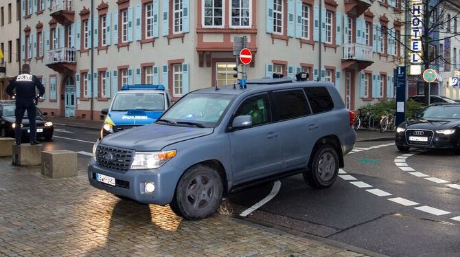 Mit einem Fahrzeug der Polizei wird der Terrorverdächtige auf das Gelände des Bundesgerichtshofs in Karlsruhe gefahren.