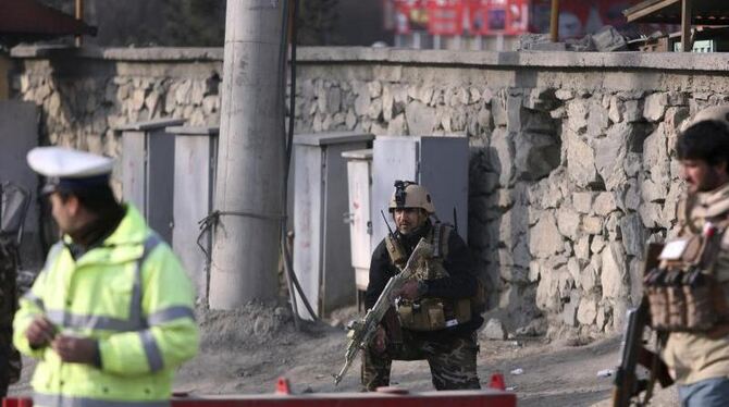Soldaten und Polizisten an einem Checkpoint in Kabul. Foto: Rahmat Gul